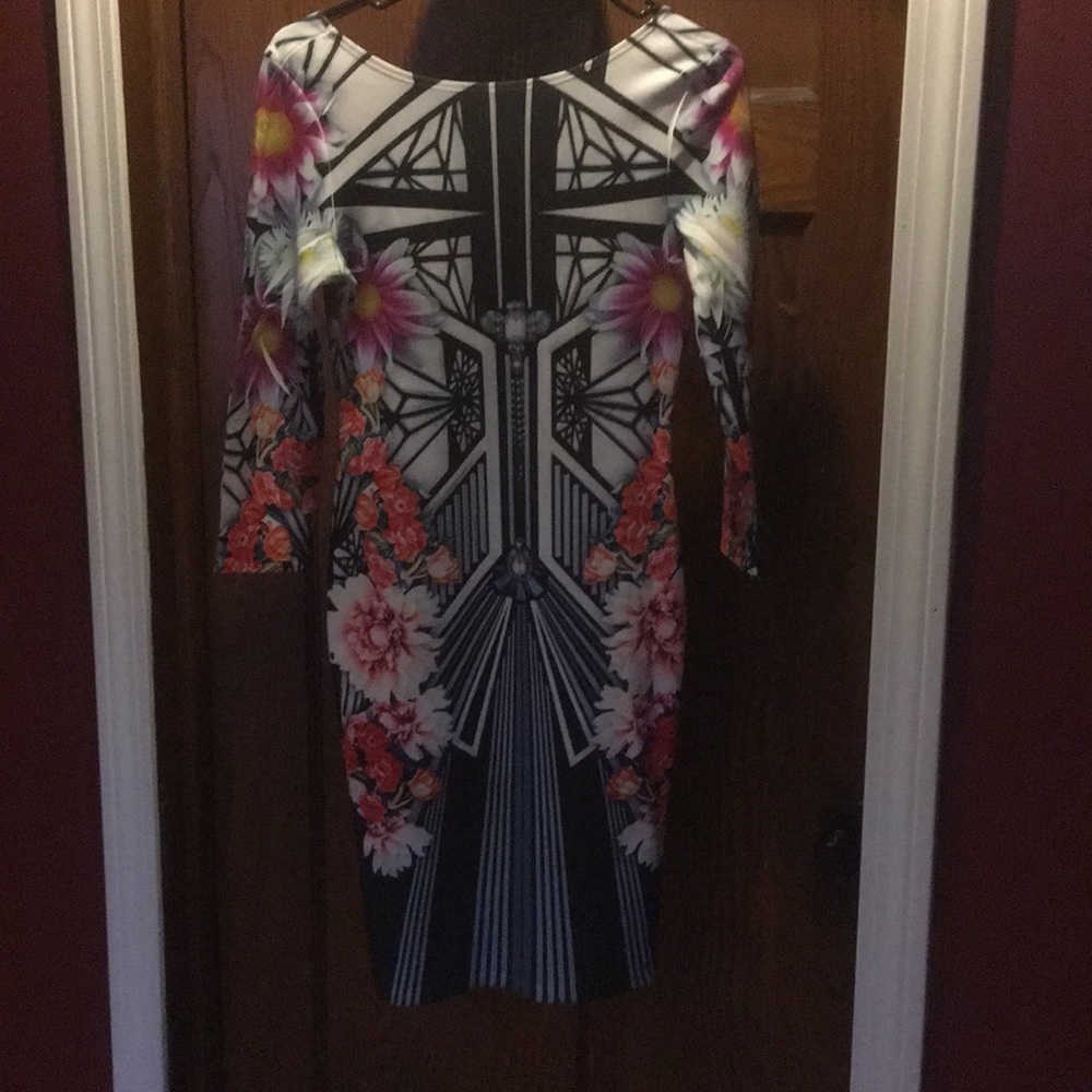 Geometric floral body on dress.